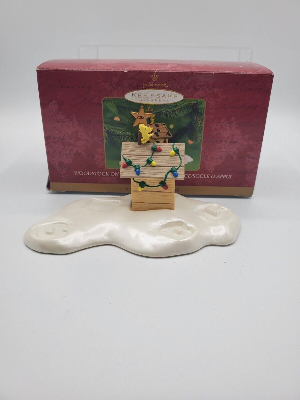 HALLMARK Peanuts Woodstock on Doghouse 2000 FIRST EDITION Ornament Display